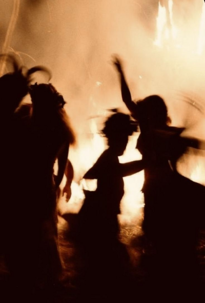 groupe-danse-femmes-golden-hour-feu