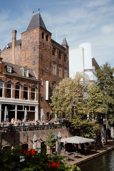 Trouwlocatie Stadskasteel Oudaen Utrecht te zien vanaf de oude gracht