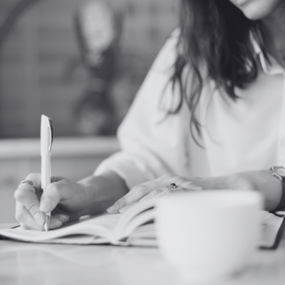 Holding Macbook closed under arm