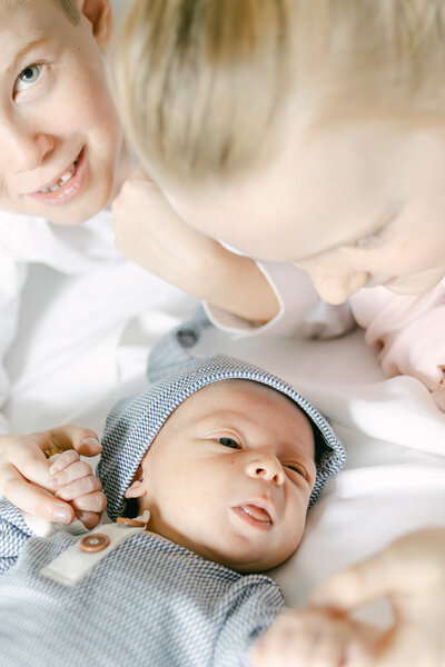 dad with newborn lifestyle newborn photography session