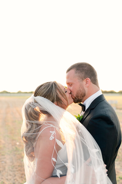 bride holding bouquet at dallas wedding venue