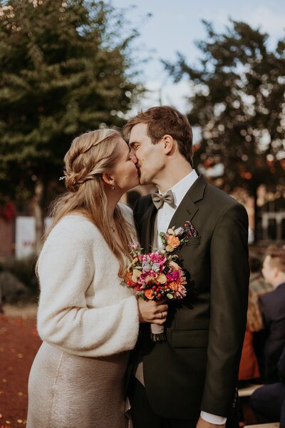 Foto von küssendem Hochzeitspaar in Köln-Ehrenfeld im Herbst