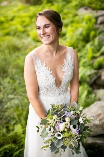 Bespoke wedding florist in Sudbury, MA, servicing couples in Boston and beyond for over 35 years. Photo courtesy of: https://www.peopleinlovephoto.com/