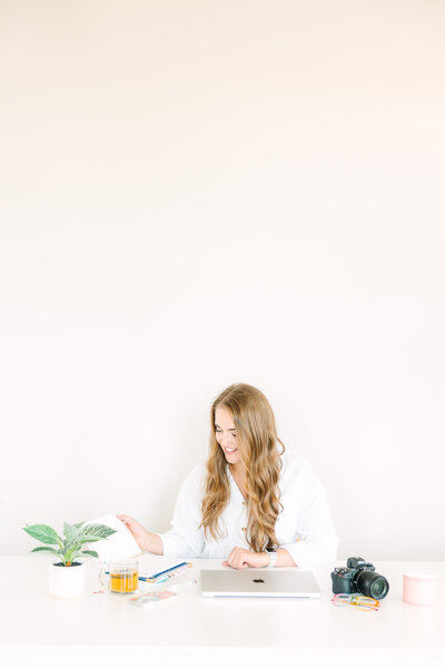 Baltimore Wedding Photographer Cait Kramer opens laptop