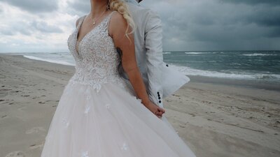 Prachtige fotoshoot met donkere wolken in achtergrond voor trouwclip