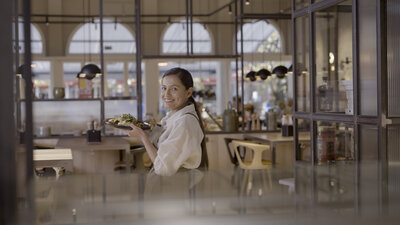 Junge Frau als Bedienung im Restaurant BRACA des Hotels the breeze.