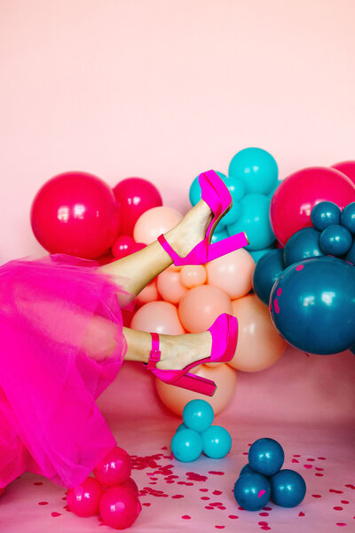 The sweet side of creativity with our Balloon Artist at Air with Flair Decor, savoring a delightful cupcake. Our skilled team combines the joy of balloons with the sweetness of treats for an extra dose of fun.