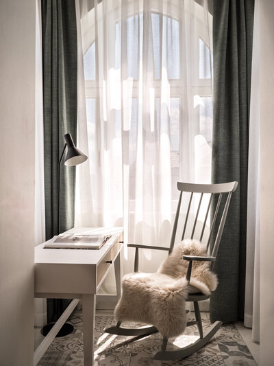 Penthouse  im the breeze mit Schreibtisch und Schaukelstuhl