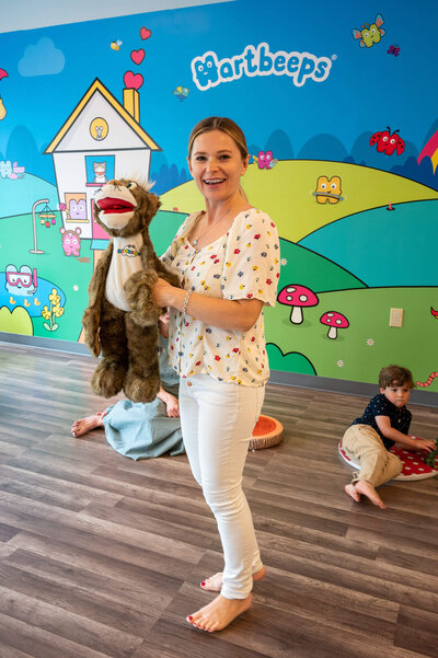 Hartbeeps business owner teaching a kids music class while holding a cat puppet.