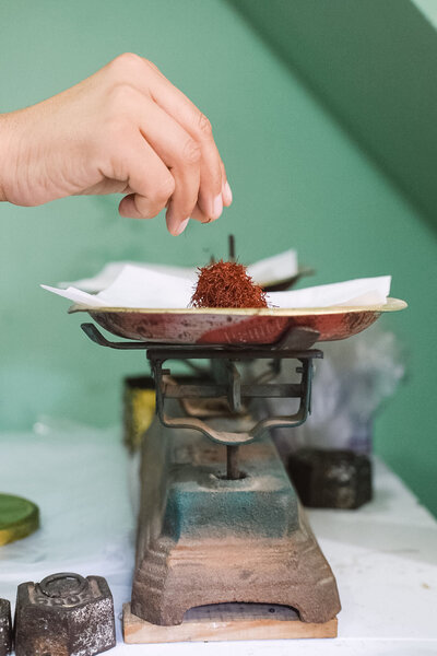 measuring saffron