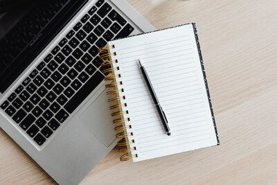 kaboompics_laptop-computer-notebook-pen-25548