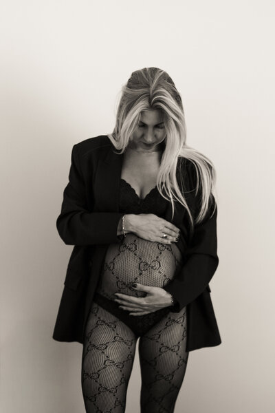 Vrouw zit met haar Samojeed op de grond in het zand