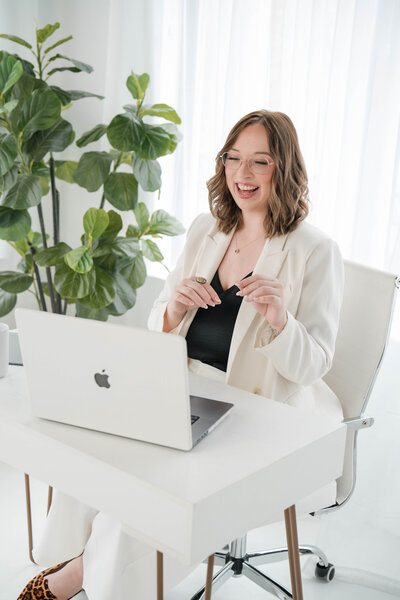 certified-functional-hormone-specialist-ashe-talking
