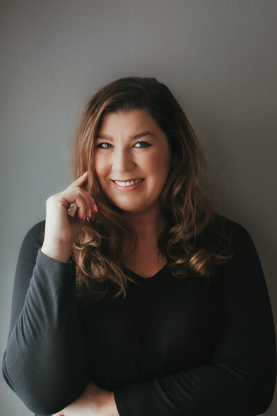 Photographer Hope Louise in all black.