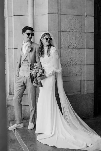 en bruidspaar in een stedelijke setting, vastgelegd tijdens hun trouwdag door Monica Stout, bruiloftsfotograaf in Sliedrecht en omgeving.