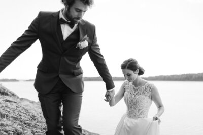 Romantic wedding photography session on the cliffs in Espoo