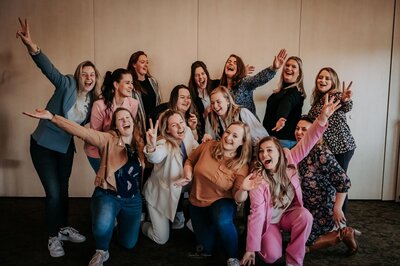 Via-Ryanne-heb-ik-heel-wat-cursussen-gevolgd.-Ook-heb-ik-bij-haar-een-groepstraject-gevolgd.-De-foto-hierboven-was-tijdens-een-live-dag-waar-we-met-z'n-alle-aan-ons-bedrijf-gingen-werken!