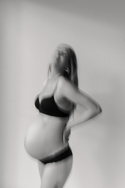zwart-wit foto zwangere vrouw