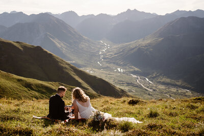 Bride & Groom enjoying a picnic overlooking Washington river