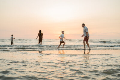 Golden hour familieshoot in Leiden omgeving aan het strand.
