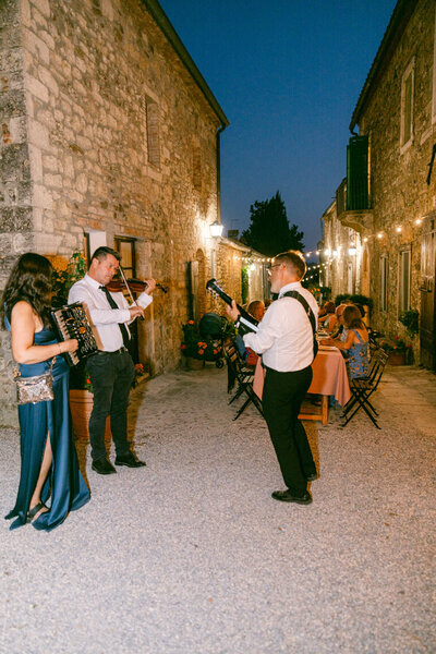 A wedding photo of the welcome dinner at Laticastelli in Tuscany Italy