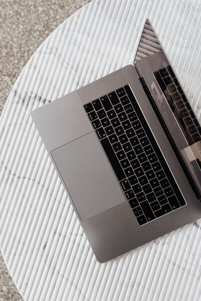 kaboompics_Laptop on marble