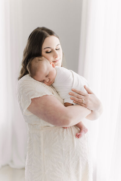 Mom with baby in NWA photography studio.