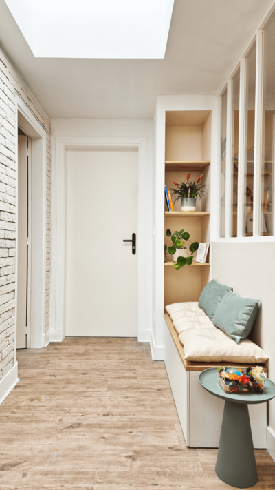 Coin attente cosy de l’institut bien-être Maison Tokama à Rennes, avec fauteuils moelleux et ambiance zen.