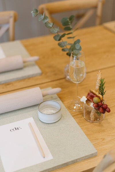 Kuvassa ruskearaidallisia lautasia