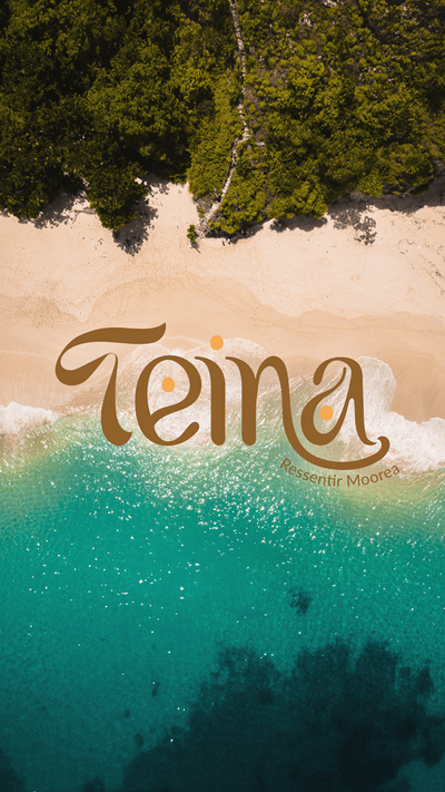 Maquette créée par Fenicia Studio pour l'identité visuelle de la marque Teina. Elle représente le logo, symbole des expériences uniques mêlant yoga en pleine nature & découvertes culturelles de l’île de Moorea.