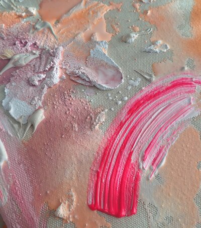 Ein Zusammenspiel von Pastelltönen, Struktur, und Pinselstrichen aus strahlenden Pink. Besondere Highlights sind die Rose-Metallic Effekte.