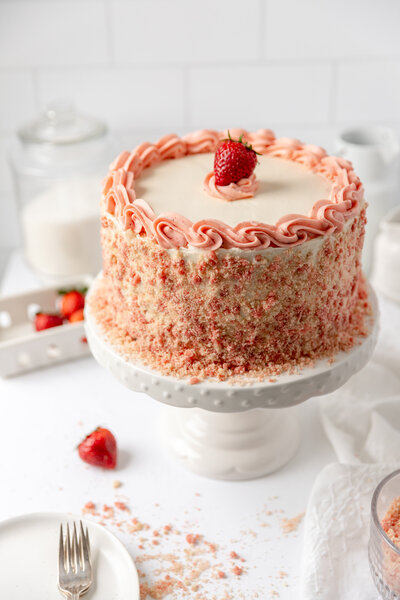 strawberry-crunch-cake-french-vanilla