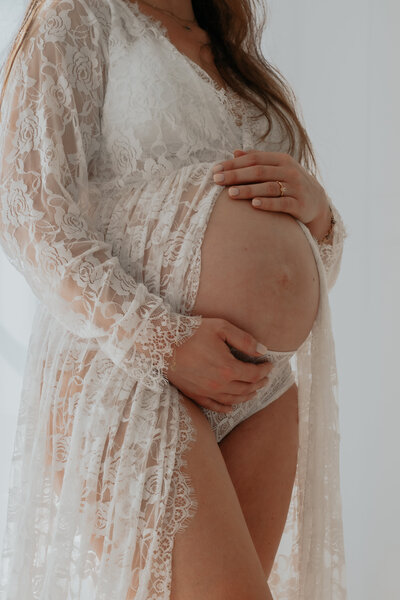 Zwangerschapsfotografie van een aanstaande moeder in een sfeervolle studio bij StudioDort in Dordrecht
