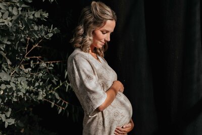 Tijdloze zwangerschapsfotografie met een elegante en pure uitstraling, vastgelegd door Melissa Boer.