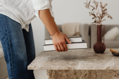 kaboompics_everyday-domestic-bliss-a-womans-journey-through-home-cleaning-and-comfort-32305