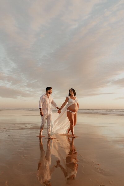 couple-futurs-parents-plage-seance-photo-coucher-soleil
