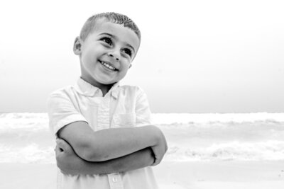 Mi hijo Lucas sonriendo en la playa.