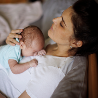 mom holding newborn baby - programs for post partum moms, hypnotherapy based programs for post partum ease and joy