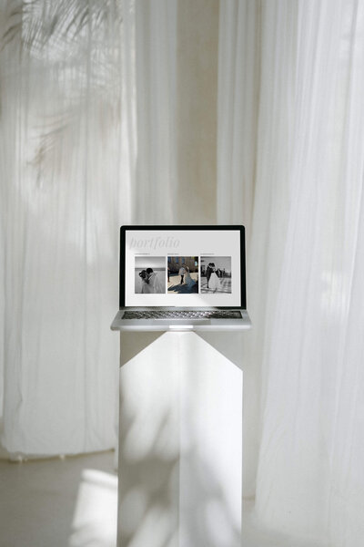 Desktop version of the Instagram links Showit template