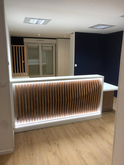 Accueil cabinet notarial avec mobilier sur mesure en bois