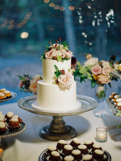 white-wedding-cake-with-pink-flowers