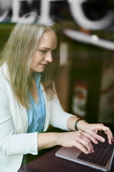 Renata Jaroscakova working on a laptop