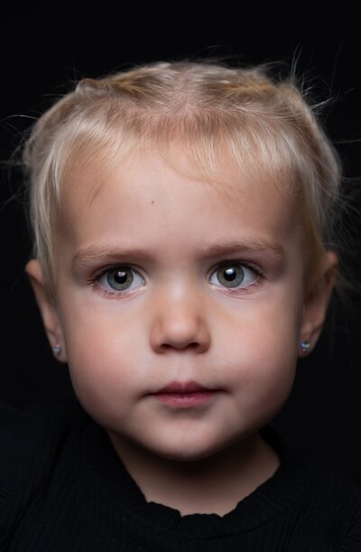 Meisje tijdens een spontane kinderportret fotoshoot in de studio van Studio 2Shoot in Eijsden