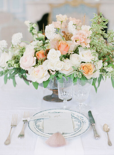 destination-wedding-place-setting-menu-stationary-floral-arrangement