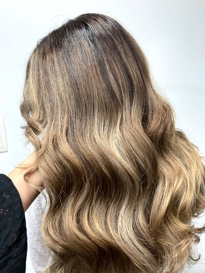 Haarkleuring, balayage en foilayage, haar snit en brushing, haarkapsels. Krullen kapper, haarsalon Beezel Antwerpen.