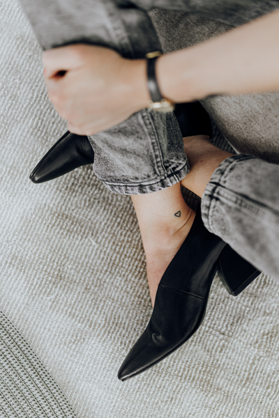 Adjustable length jeans with original hem