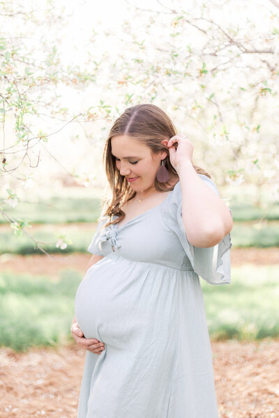 Beautiful outdoor maternity photo of an expecting mother in Utah, captured by a Utah maternity photographer creating timeless pregnancy portraits in natural light.