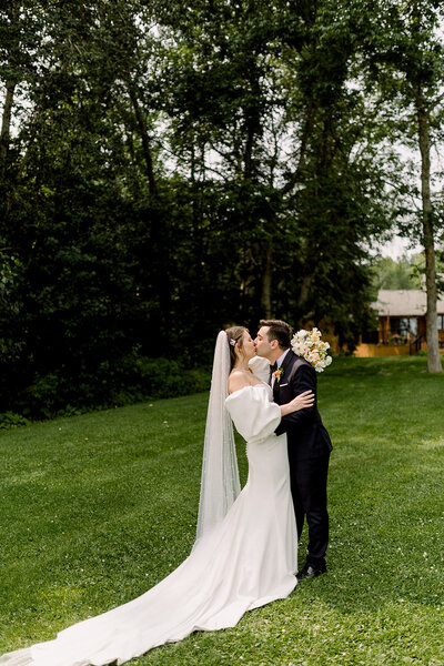 Kenora Cabin Wedding - Weddings in Kenora Ontario - LOTW Wedding Photographer - Lakeside Wedding Inspiration - Cabin Wedding Manitoba - Ontario Wedding Photographer - Winnipeg Wedding Photographer - Manitoba Weddings