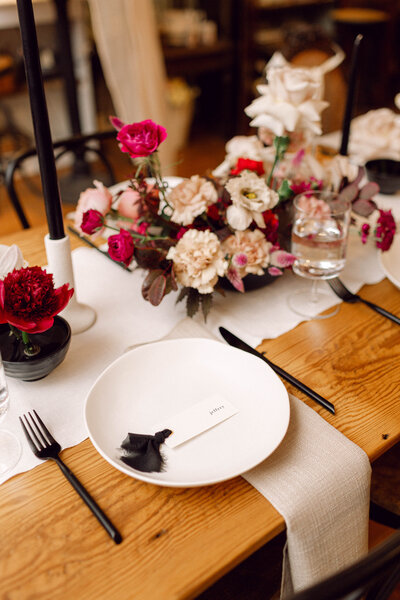 Elegant backyard wedding details featuring white floral centerpieces and a refined table setting at an intimate Richmond, Virginia reception.