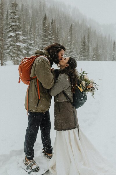 A-couple-kissing-at-Rocky-Mountain-National-Park-in-Colorado-.jpg